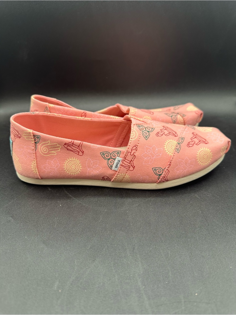NWOT Toms Alpargata Dusty Rose Pink “Namaste” Print US Size 8.5 Slip On Shoes